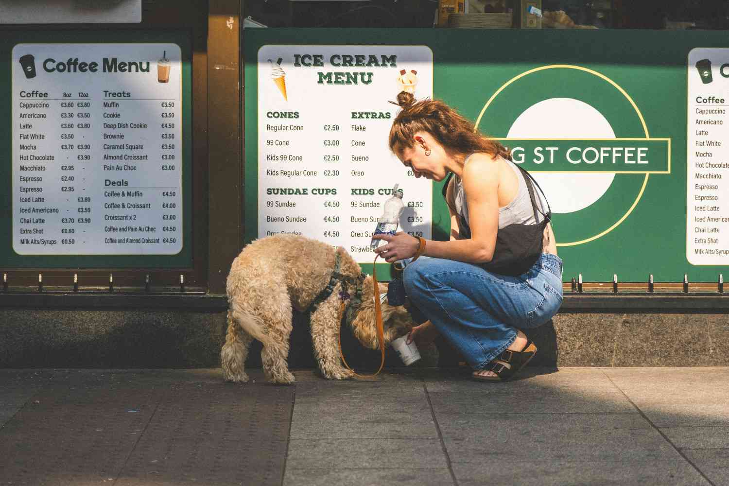 Femme donnant de l'eau fraiche à son chien