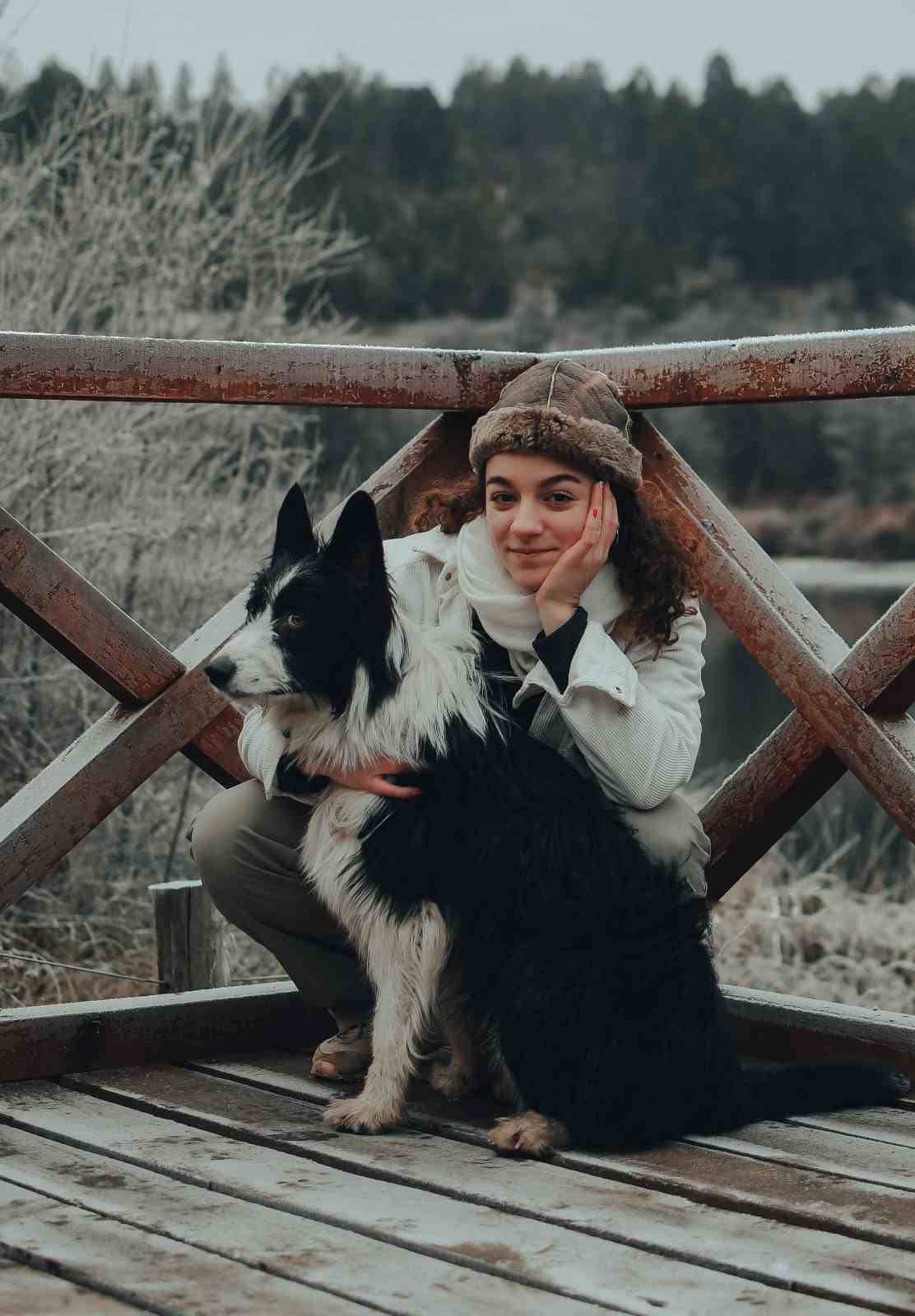 Propriétaire confiant prenant une photo avec son chien sans lire ses signaux de stress