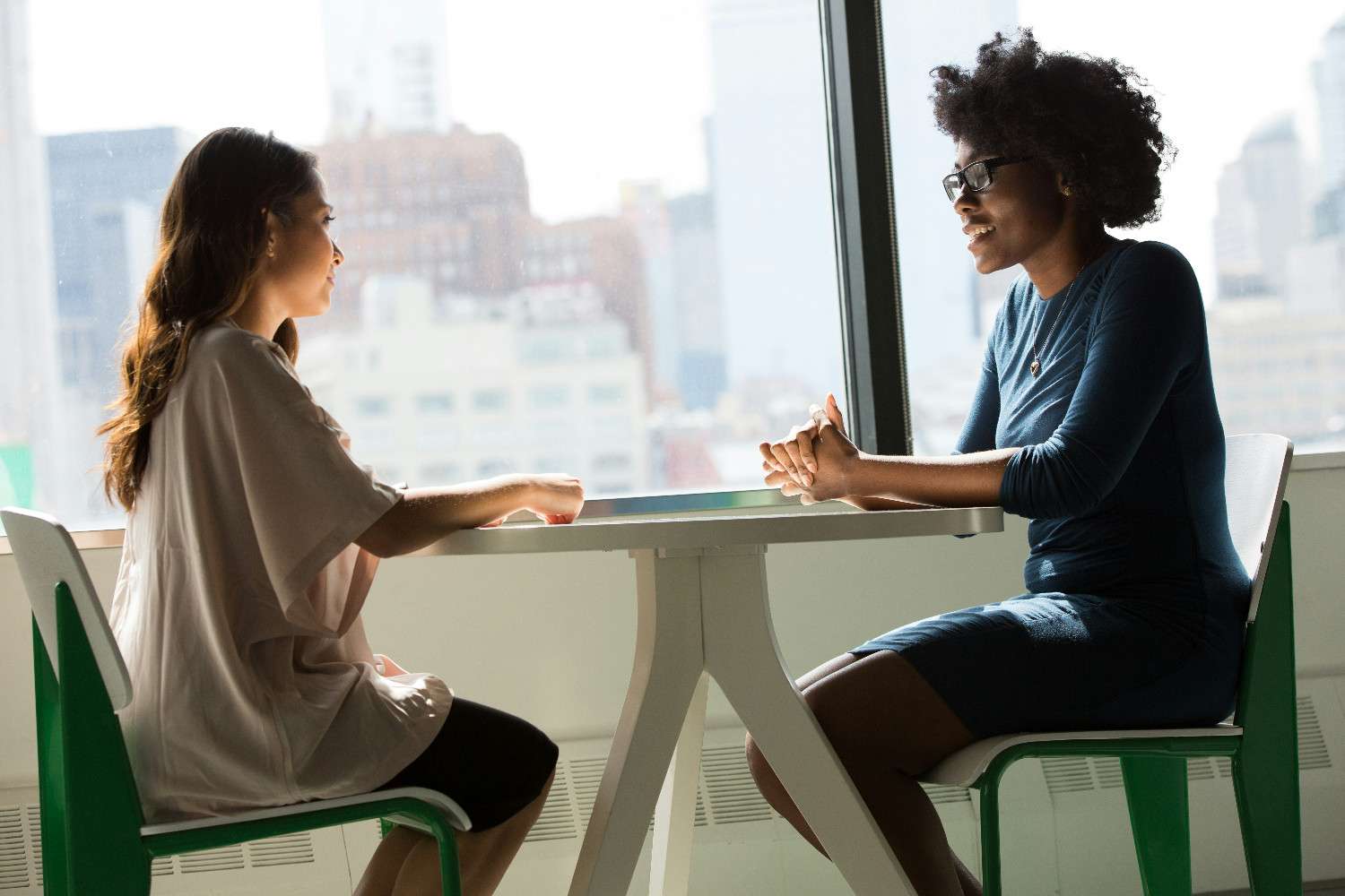 Comportementaliste échangeant un client autour d'une table